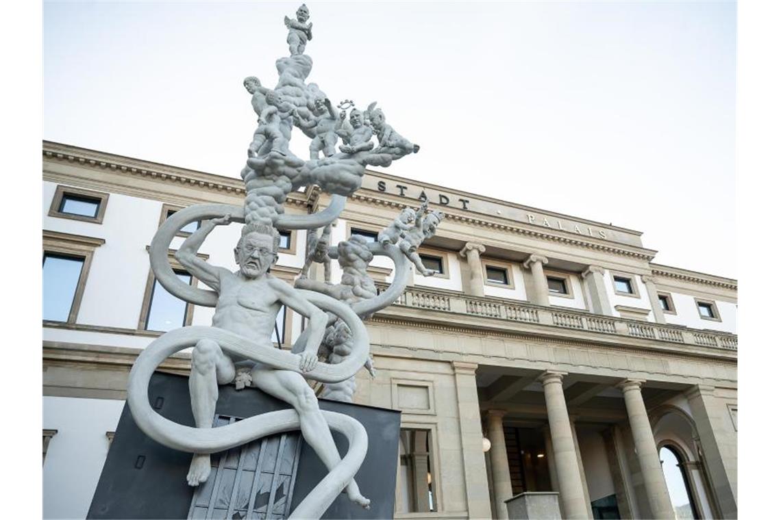 Die S21-Statue „S 21. Das Denkmal – Chronik einer grotesken Entgleisung“ steht vor dem Stadtpalais. Zentral ist eine Figur, die Ministerpräsident Kretschmann darstellt. Foto: Sebastian Gollnow/dpa