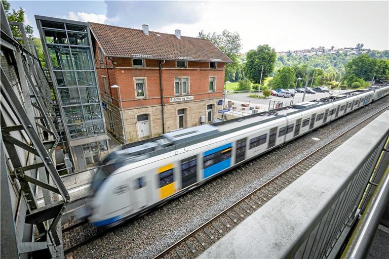 Die S4 fährt nun wieder im regulären Betrieb von Backnang nach Stuttgart. Fotos: Alexander Becher