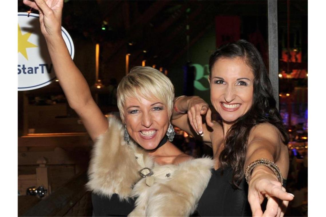 Alexandra Hofmann lässt sich Haare von Freundin schneiden