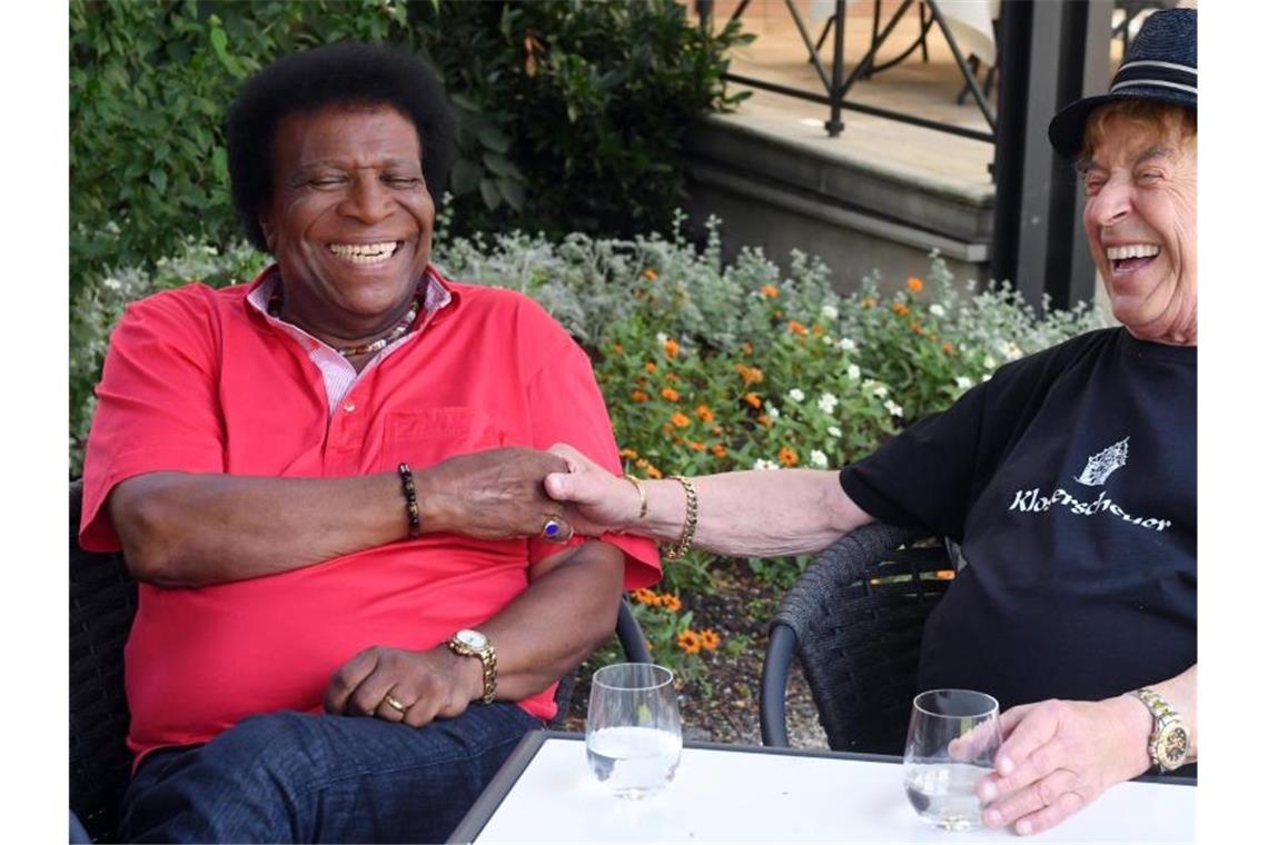 Die Sänger und Entertainer Tony Marshall (r) und Roberto Blanco sitzen im Brenners Park-Hotel nebeneinander. Foto: Uli Deck/Archivbild