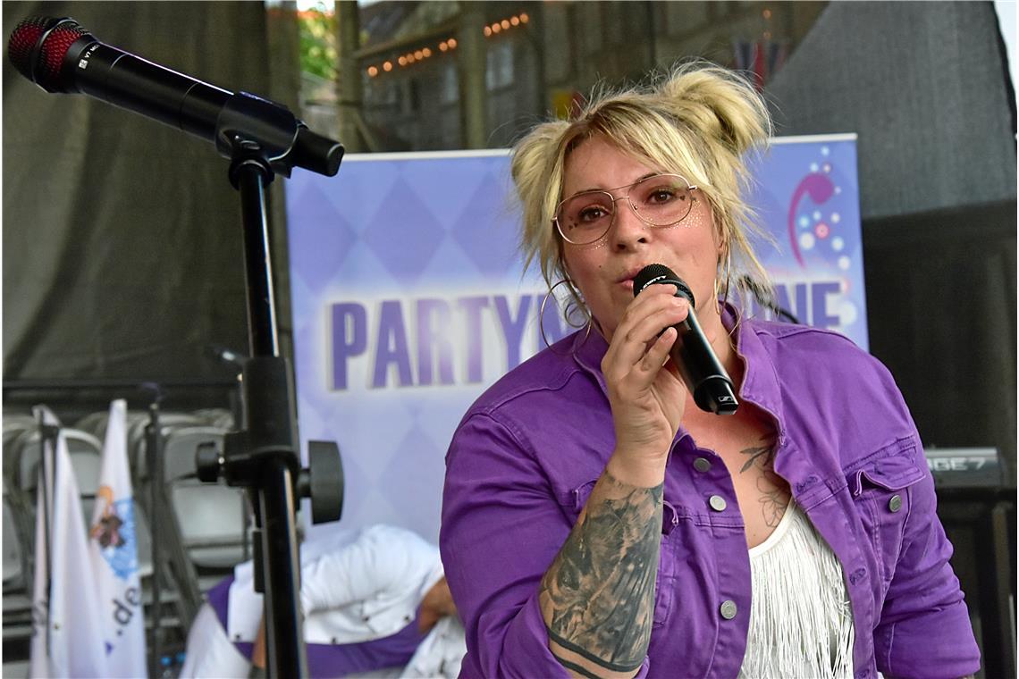 Die Sängerin der Band Partymaschine, Straßenfest 2025  in Backnang. 