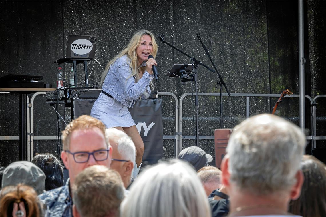 Die Sängerin Sandra Lee Resch performt auf der Bühne.