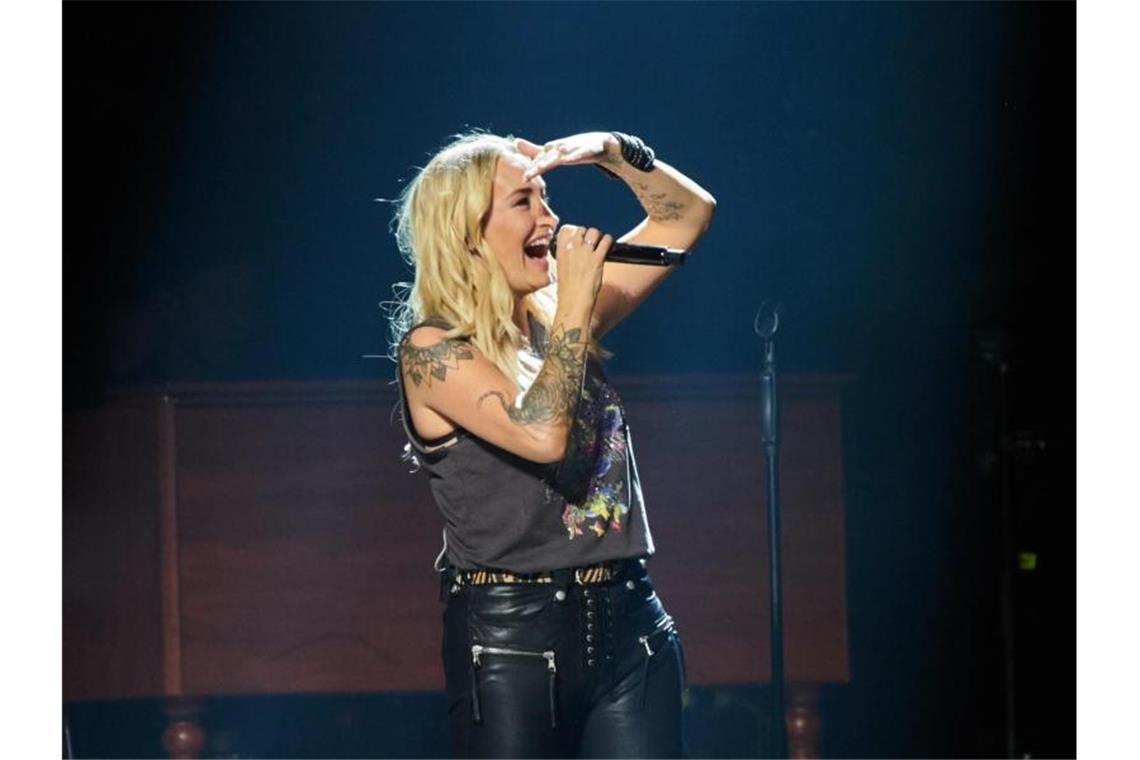 Die Sängerin Sarah Connor singt auf der Bühne in der Mercedes Benz Arena. Foto: Annette Riedl/dpa/Archivbild