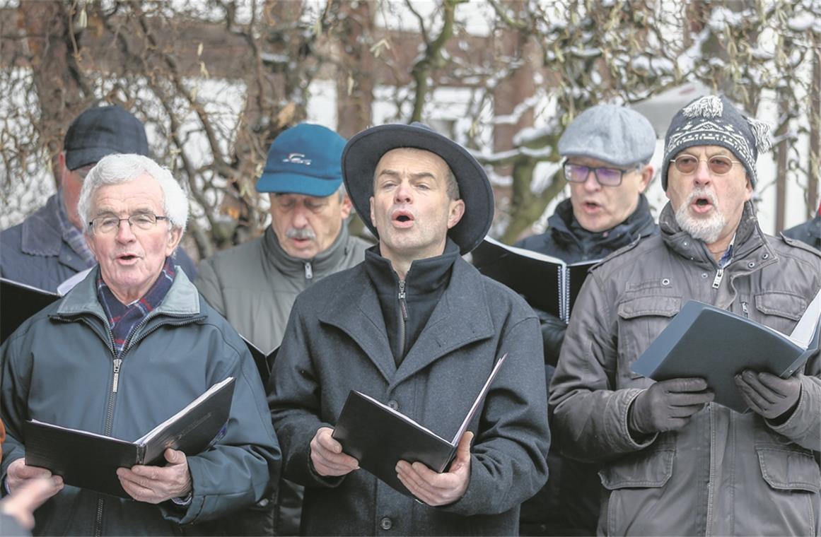 Die Sängerlust Oberweissach wirkte bei der Eröffnung des Weissacher Weihnachtsmarkts mit.