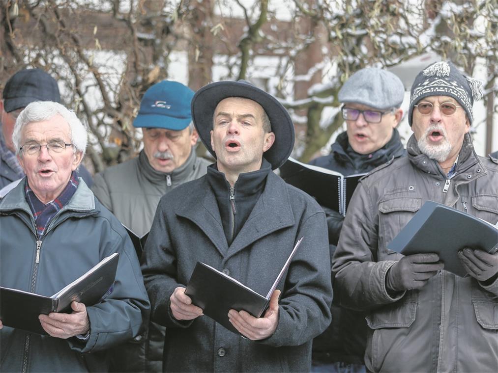 Die Sängerlust Oberweissach wirkte bei der Eröffnung des Weissacher Weihnachtsmarkts mit.