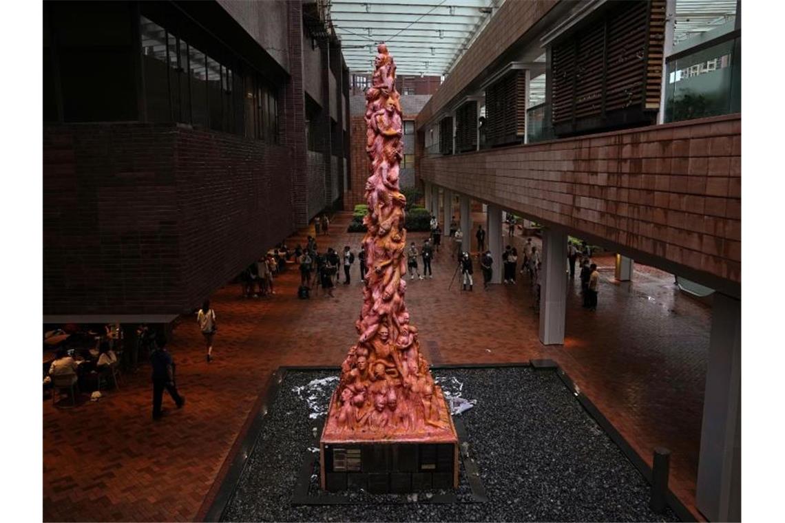 Uni von Hongkong beseitigt Mahnmal für Tian'anmen-Opfer Die "Säule der Schande"-Statue, ein Denkmal für die Opfer des Tiananmen-Massakers von 1989, wurde abgebaut. Foto: Kin Cheung/AP/dpa