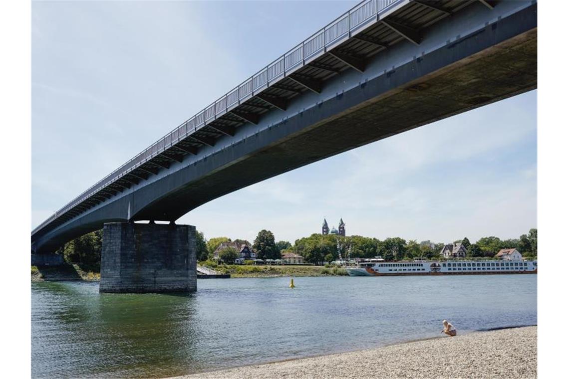 Bauabschnitt auf Salierbrücke bei Speyer früher fertig Die Salierbrücke über dem Rhein bei Speyer. Foto: Uwe Anspach/dpa