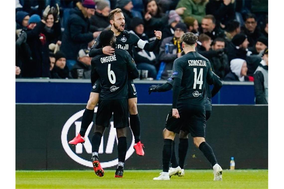 Die Salzburger feiern den Führungstreffer gegen Eintracht Frankfurt. Foto: Uwe Anspach/dpa