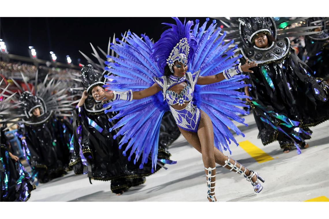 Die Sambaschule "Unidos de Bangu" tritt in der ersten Nacht des Karnevalsumzugs auf dem Marques de Sapucaí, dem Sambadrom in Rio de Janeiro, Brasilien, auf