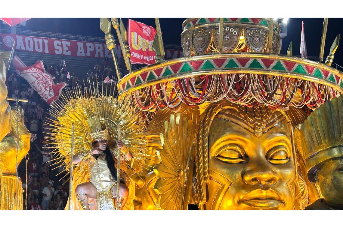Die Sambaschule "Unidos de Padre Miguel" tritt im Sambodrom in Rio de Janeiro auf.