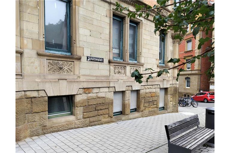 Die Sandsteinmauer dieses Hauses am Stuttgarter Schützenplatz ist auch für Laien erkennbar feucht.