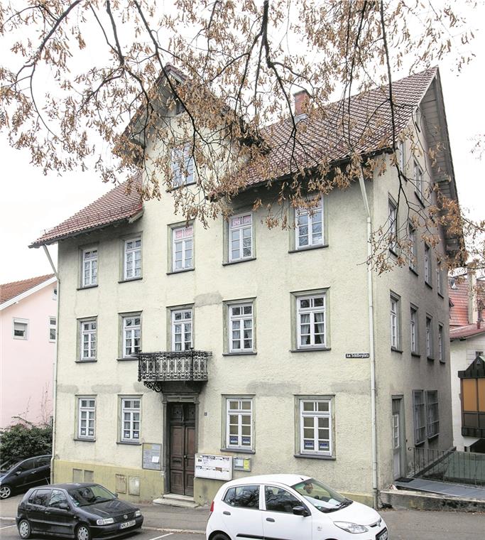 Umzug der Seniorenwerkstatt zieht sich in die Länge Die Sanierung des Gebäudes Am Schillerplatz 3 verschlingt Kostenschätzungen zufolge Millionen. Die Stadt möchte es deshalb verkaufen. Seit einem Jahr steht es größtenteils leer. Foto: A. Becher
