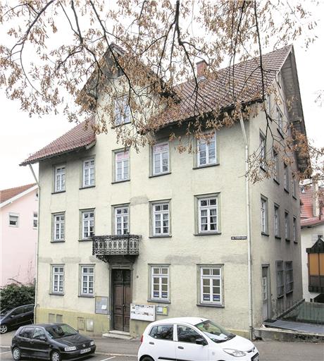 Die Sanierung des Gebäudes Am Schillerplatz 3 verschlingt Kostenschätzungen zufolge Millionen. Die Stadt möchte es deshalb verkaufen. Seit einem Jahr steht es größtenteils leer. Foto: A. Becher
