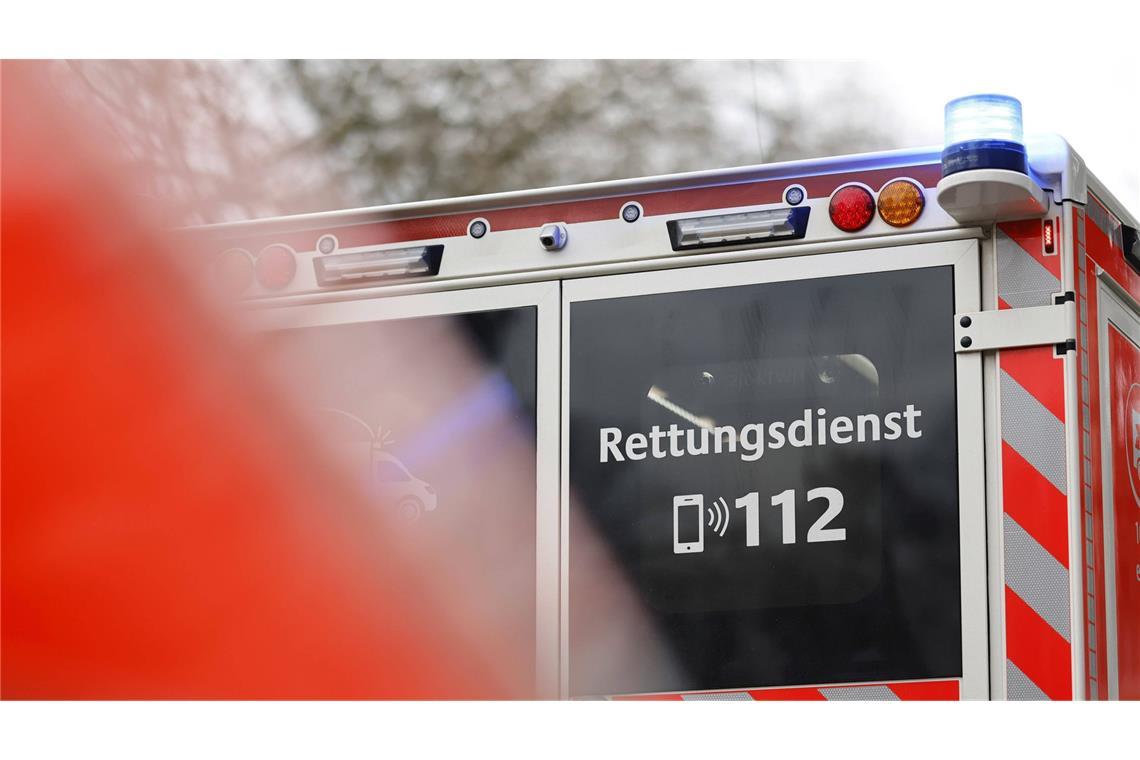Frau beißt Sanitäterin und Polizistin – weil sie ihrer Schwester helfen wollen Die Sanitäterin kam leicht verletzt ins Krankenhaus, die Polizistin erlitt Hautabschürfungen. (Symbolbild)