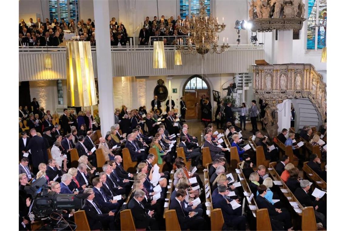 Merkel fordert Bekenntnis zur Eigenverantwortung Die Sankt Nikolai Kirche zu Kiel ist beim ökumenischen Gottesdienst zum Tag der Deutschen Einheit voll besetzt. Foto: Ralf Adloff/Erzbistum Hamburg/dpa