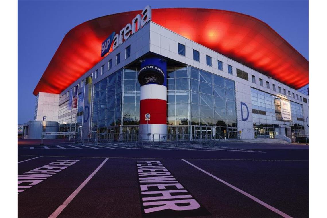 Die SAP-Arena wird in rotem Licht angeleuchtet. Foto: Uwe Anspach/dpa