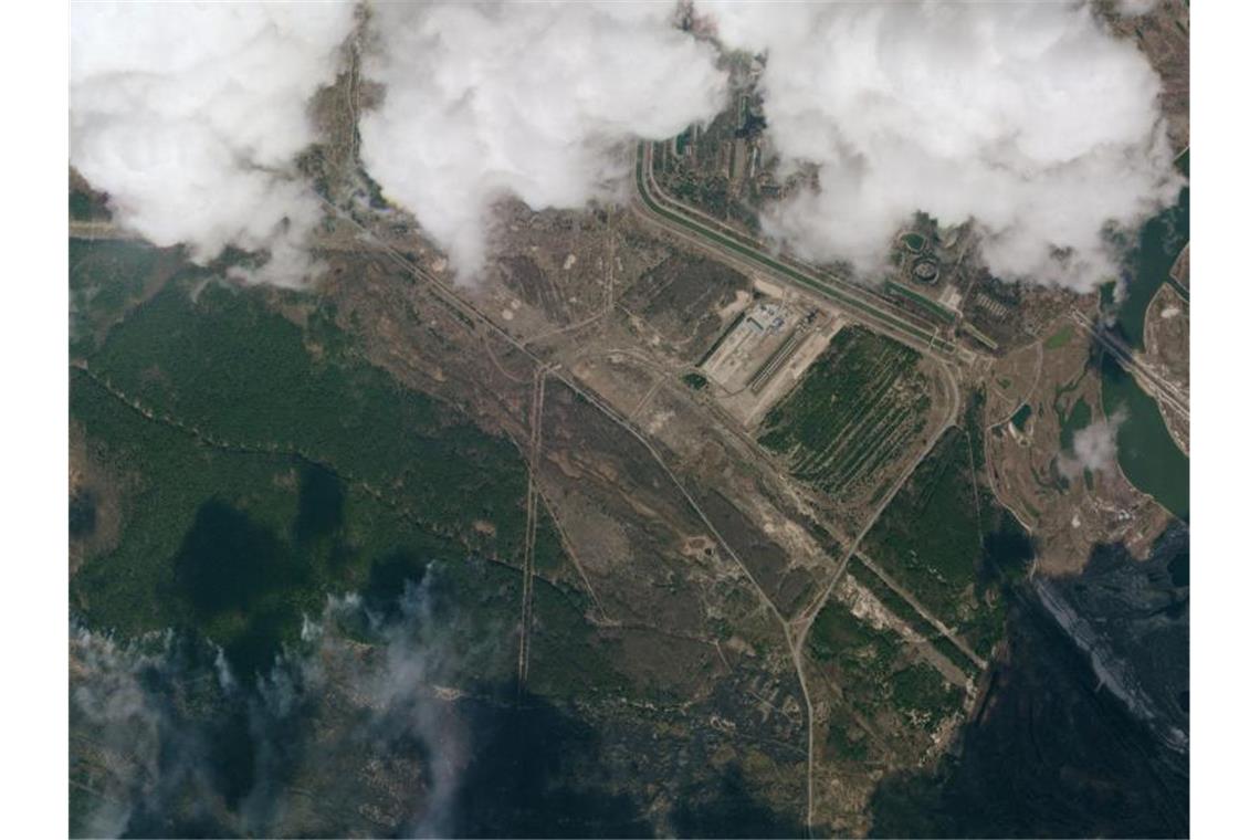 Die Satellitenaufnahme zeigt einen Blick auf Rauchwolken eines Waldbrands in der Sperrzone um das stillgelegte Atomkraftwerk Tschernobyl. Foto: Planet Labs Inc/dpa