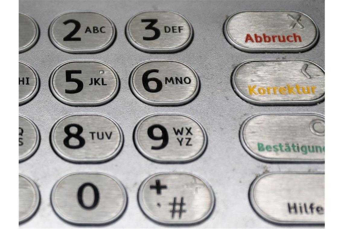 Kaum noch Datenklau am Geldautomaten Die Schäden infolge von Datenklau an Geldautomaten sind im vergangenen Jahr weiter zurückgegangen. Foto: Oliver Berg/dpa