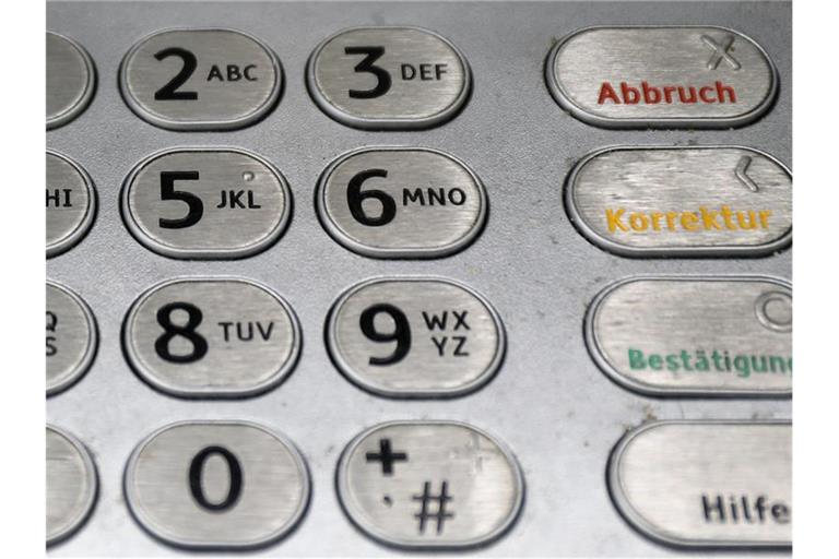 Die Schäden infolge von Datenklau an Geldautomaten sind im vergangenen Jahr weiter zurückgegangen. Foto: Oliver Berg/dpa