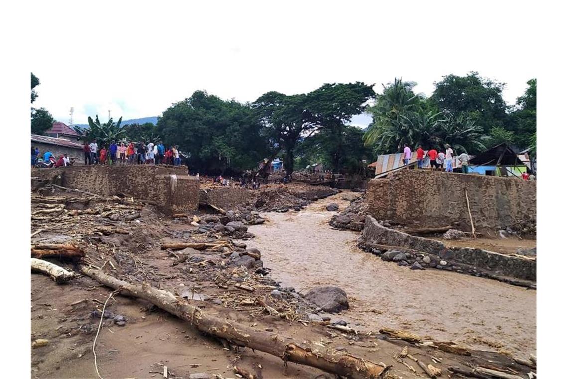Die Schäden, wie hier an einer Brücke in Waiwerang, sind unübersehbar. Foto: Rofinus Monteiro/AP/dpa
