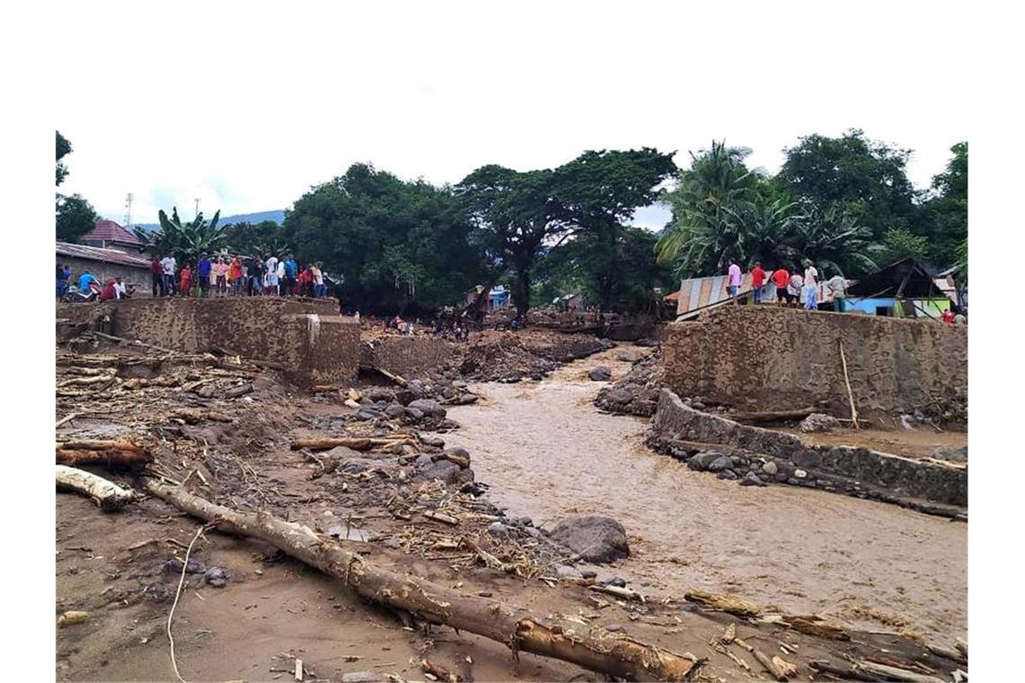 Fast 130 Tote nach Unwettern in Indonesien Die Schäden, wie hier an einer Brücke in Waiwerang, sind unübersehbar. Foto: Rofinus Monteiro/AP/dpa