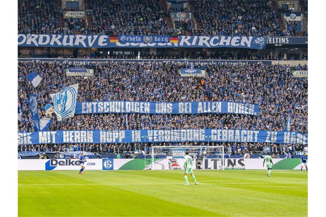 Die Schalke-Fans sorgen auch im Spiel gegen Hoffenheim mit ihren Plakaten für Aufsehen. Foto: David Inderlied/dpa