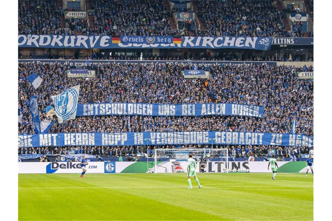 Wieder Fan-Proteste in vielen Stadien Die Schalke-Fans sorgen auch im Spiel gegen Hoffenheim mit ihren Plakaten für Aufsehen. Foto: David Inderlied/dpa