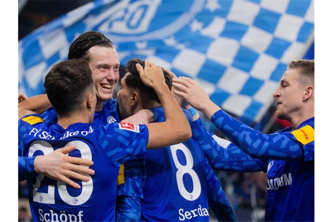 Die Schalker besiegten Borussia Mönchengladbach zum Rückrunden-Auftakt mit 2:0. Foto: Rolf Vennenbernd/dpa