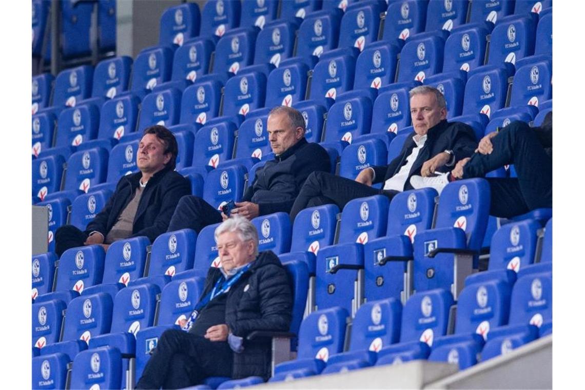 Die Schalker Führungsetage um Jochen Schneider (2.v.l.) verfolgt die Partie gegen Bremen. Foto: Guido Kirchner/dpa