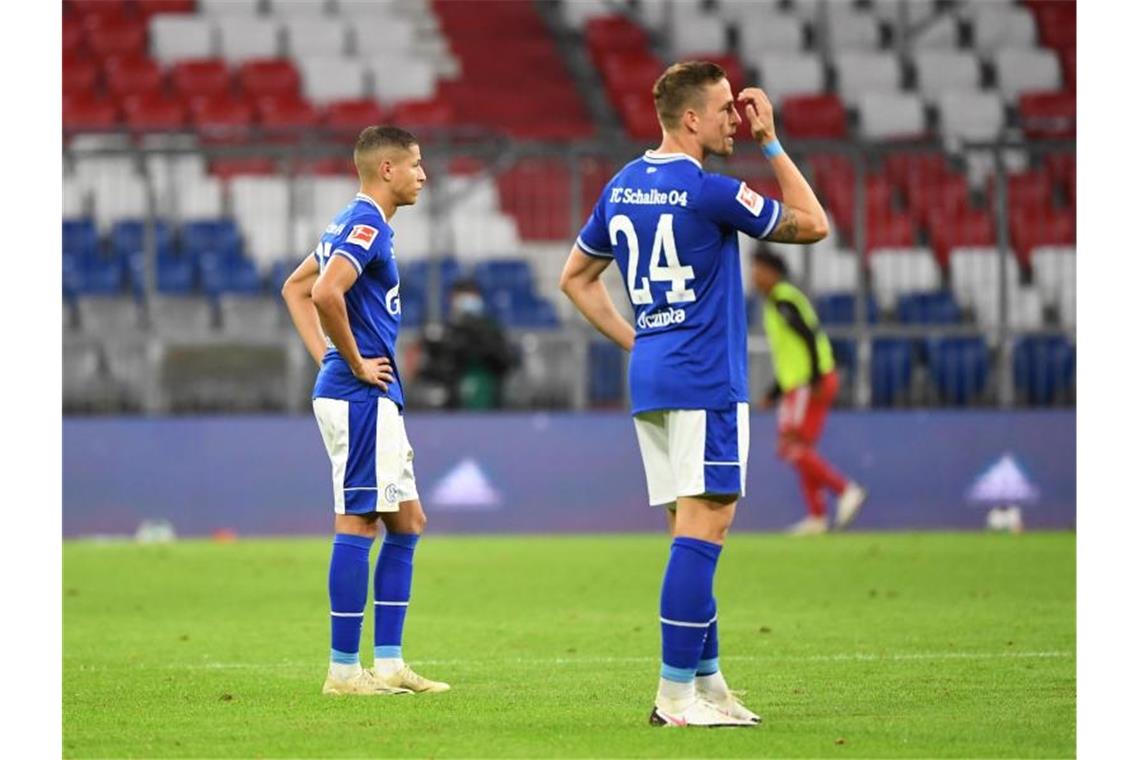 8:0-Gala ohne Fans: Triple-Bayern überrollen Schalke Die Schalker waren gegen die Bayern chancenlos. Foto: Matthias Balk/dpa