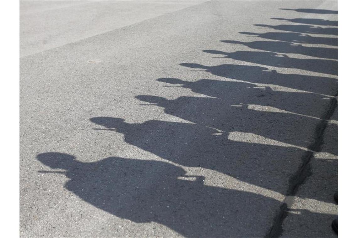 Bericht: Ermittlungen gegen sieben Ex-Wehrmachtssoldaten Die Schatten von Soldatinnen und Soldaten der Bundeswehr. Foto: Jens Wolf/zb/dpa/Symbolbild