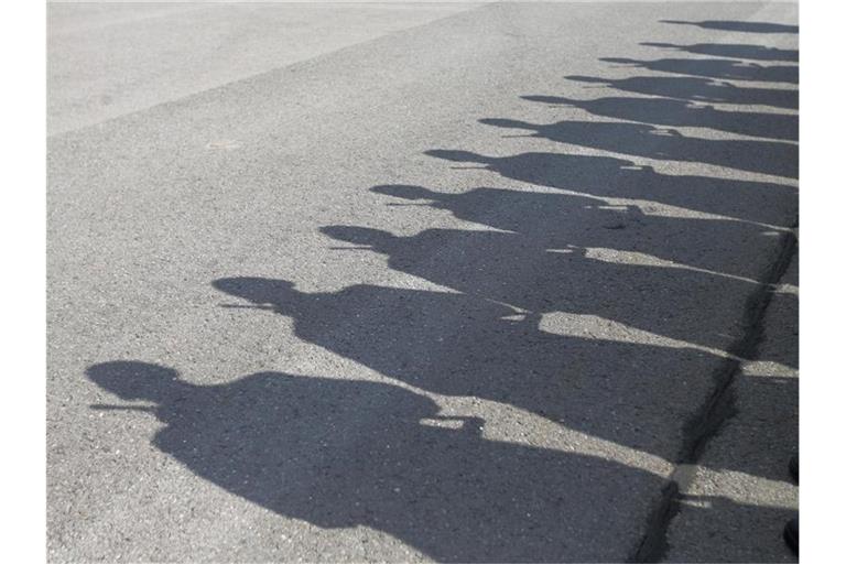 Die Schatten von Soldatinnen und Soldaten der Bundeswehr. Foto: Jens Wolf/zb/dpa/Symbolbild