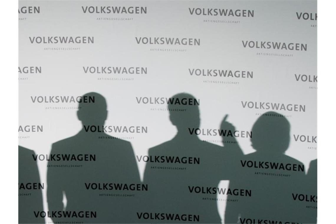 Altersvorsorge von Vorständen wird immer üppiger Die Schatten von Vorstandsmitgliedern der Volkswagen AG bei der Jahrespressekonferenz des Konzerns. Deutschlands Dax-Konzerne haben Milliarden für den Ruhestand ihrer Spitzenmanager reserviert. Foto: Julian Stratenschulte/dpa