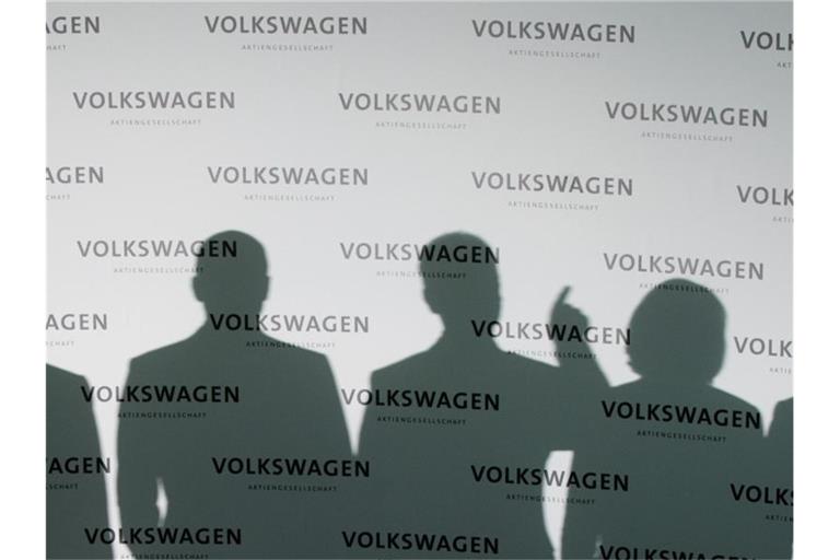 Die Schatten von Vorstandsmitgliedern der Volkswagen AG bei der Jahrespressekonferenz des Konzerns. Deutschlands Dax-Konzerne haben Milliarden für den Ruhestand ihrer Spitzenmanager reserviert. Foto: Julian Stratenschulte/dpa