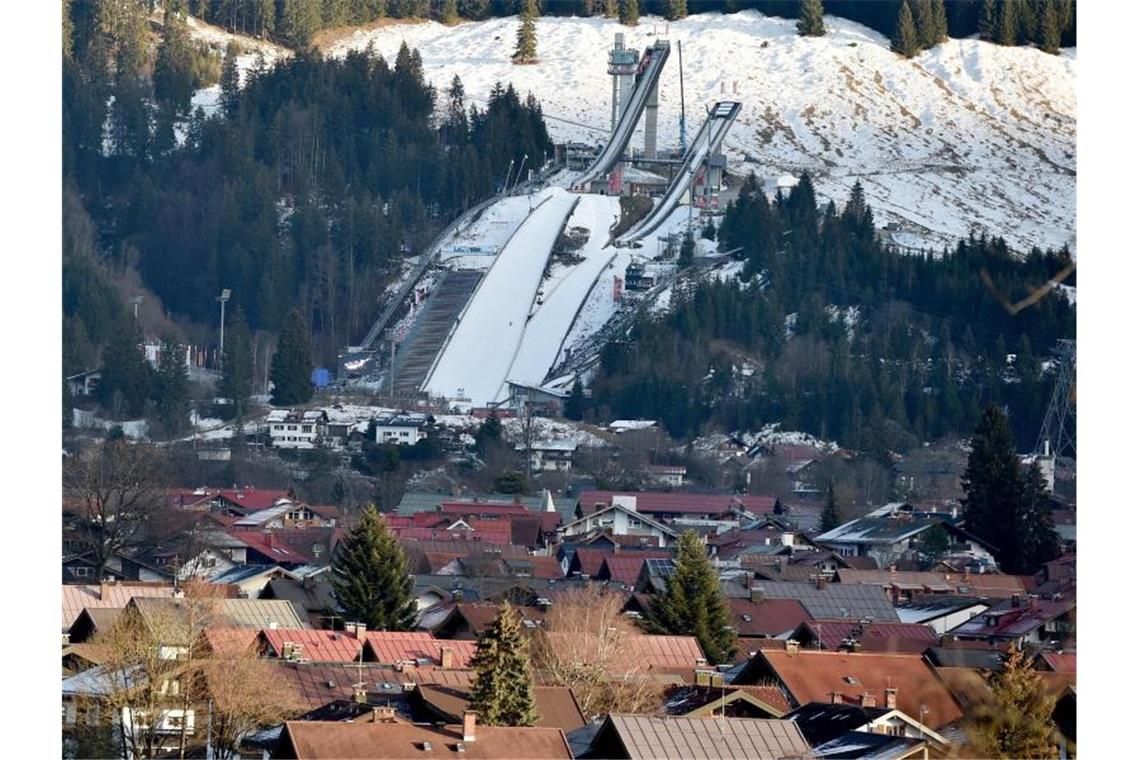 Die Schattenbergschanze ist über den Häusern von Oberstdorf zu sehen. Foto: Angelika Warmuth/dpa