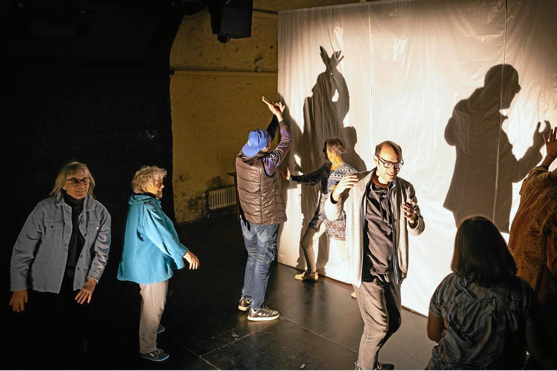 Die Schattenwand ist ein wichtiges Bühnenelement in dem Stück. Foto: Alexander Becher