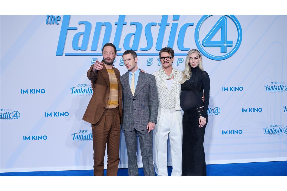 Pedro Pascal – Hollywoods liebenswerter Retter Die Schauspieler Ebon Moss-Bachrach (l-r), Joseph Quinn, Pedro Pascal und Vanessa Kirby präsentierten ihren neuen Film in Berlin.