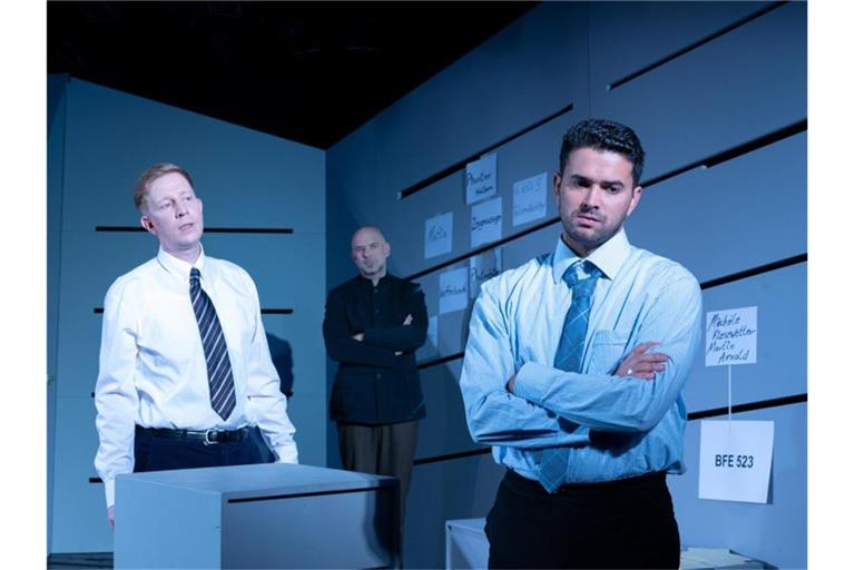 Die Schauspieler Gabriel Kemmether (l-r), Tobias D. Weber und Lucas Janson bei der Generalprobe zur Urauführung von „Verschlusssache“. Foto: Bjoern Klein/Theater Heilbronn/dpa
