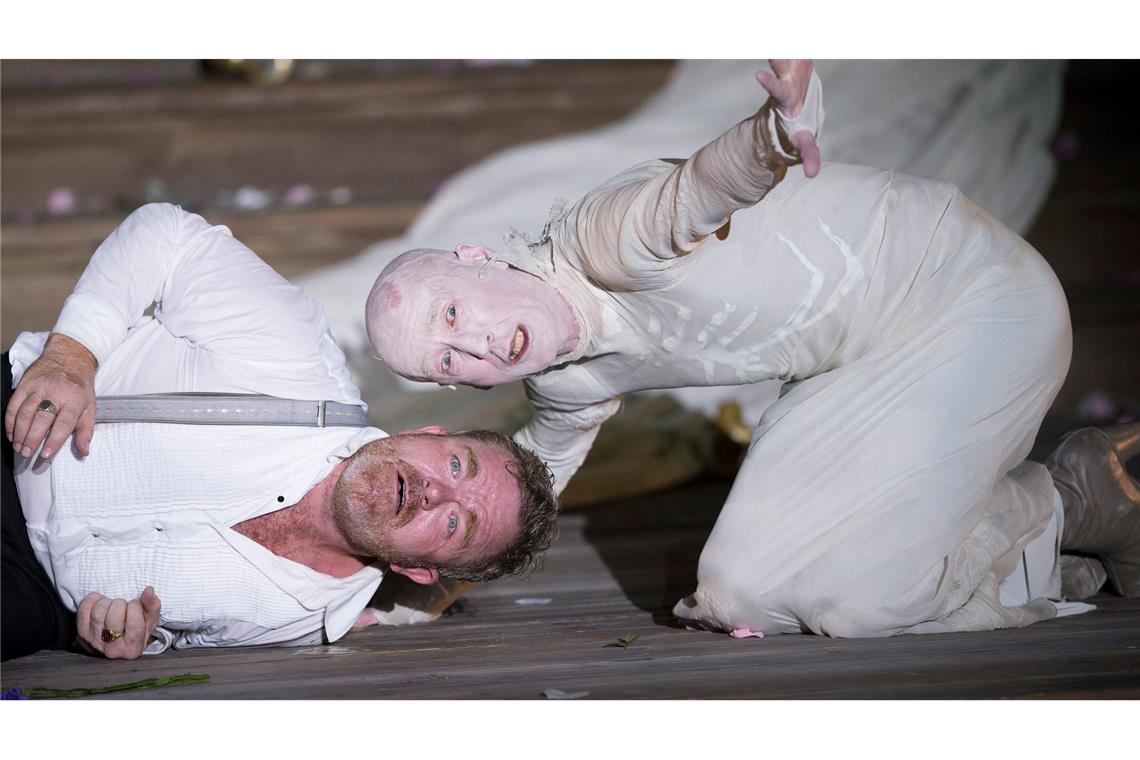 800 Mal der Tod eines Superreichen in Salzburg Die Schauspieler Peter Lohmeyer als Tod und Cornelius Obonya (links) als Jedermann bei einer Probe im Jahr 2016.