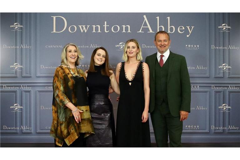 Die Schauspieler Phyllis Logan (l-r), Sophie McShera, Laura Carmichael und Hugh Bonneville bei einem Fototermin zum Kinostart des Films "Downton Abbey".
