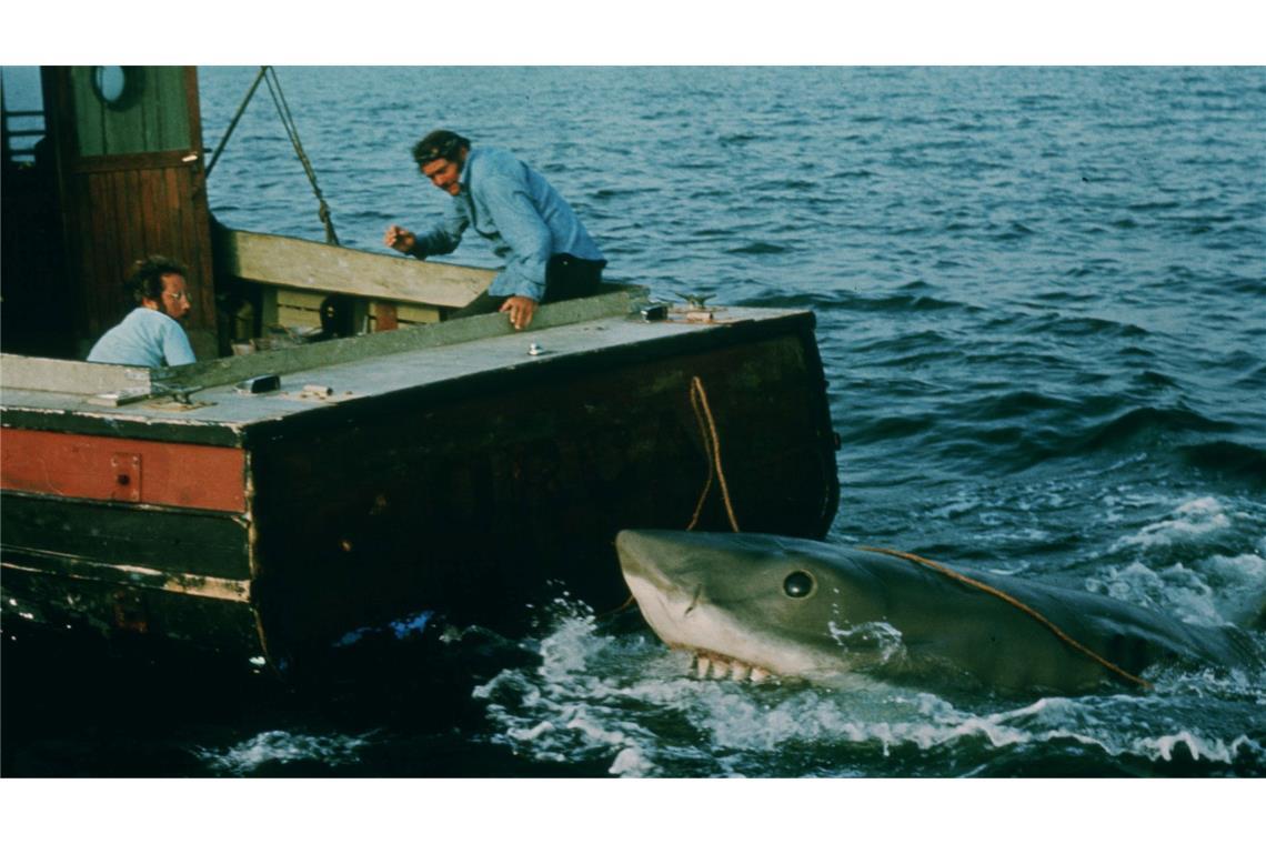 Daa-dam, Daa-dam: 50 Jahre "Der weiße Hai" Die Schauspieler Richard Dreyfuss (links) als Meeresbiologe und Robert Shaw (rechts) als Haifänger Quint in einer Szene des Film "Der weiße Hai" von Universal. Zum 50. Leinwandjubiläum bringt Universal Pictures den Film dieses Jahr auch in ausgewählte Kinos zurück.