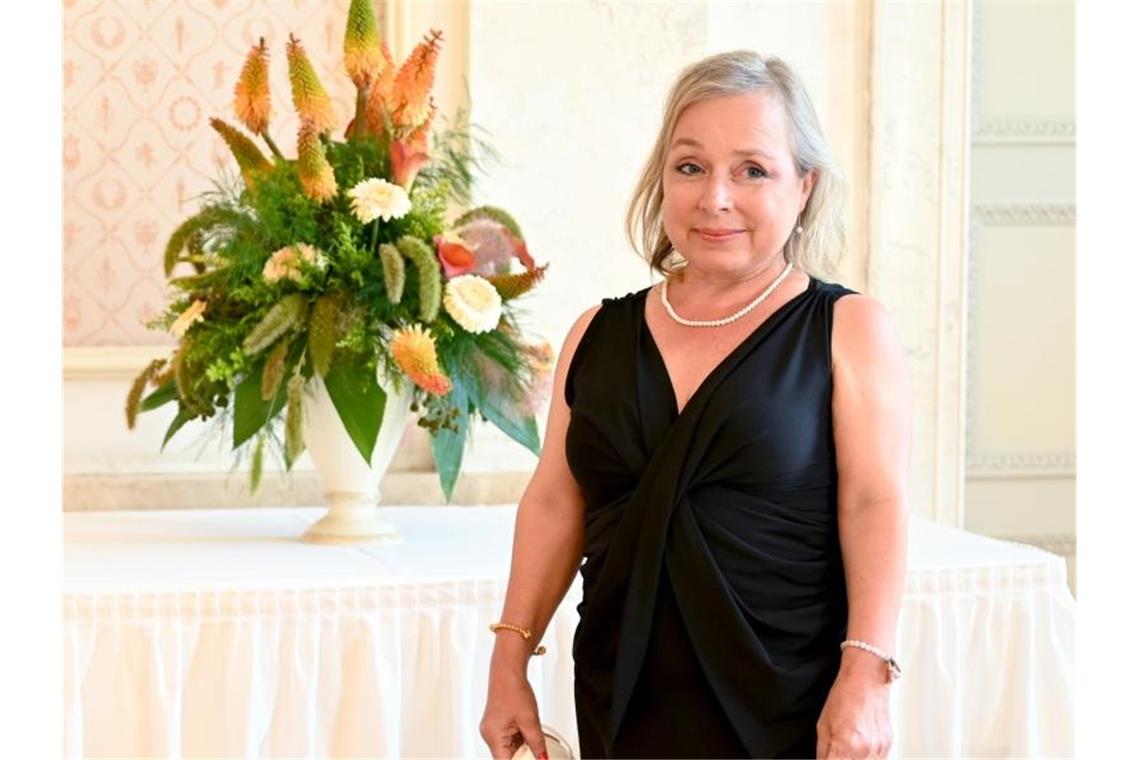 26 Frauen und Männer erhalten Verdienstorden des Landes Die Schauspielerin Christine Urspruch erhält im Neuen Schloss den Verdienstorden des Landes. Foto: Bernd Weißbrod/dpa