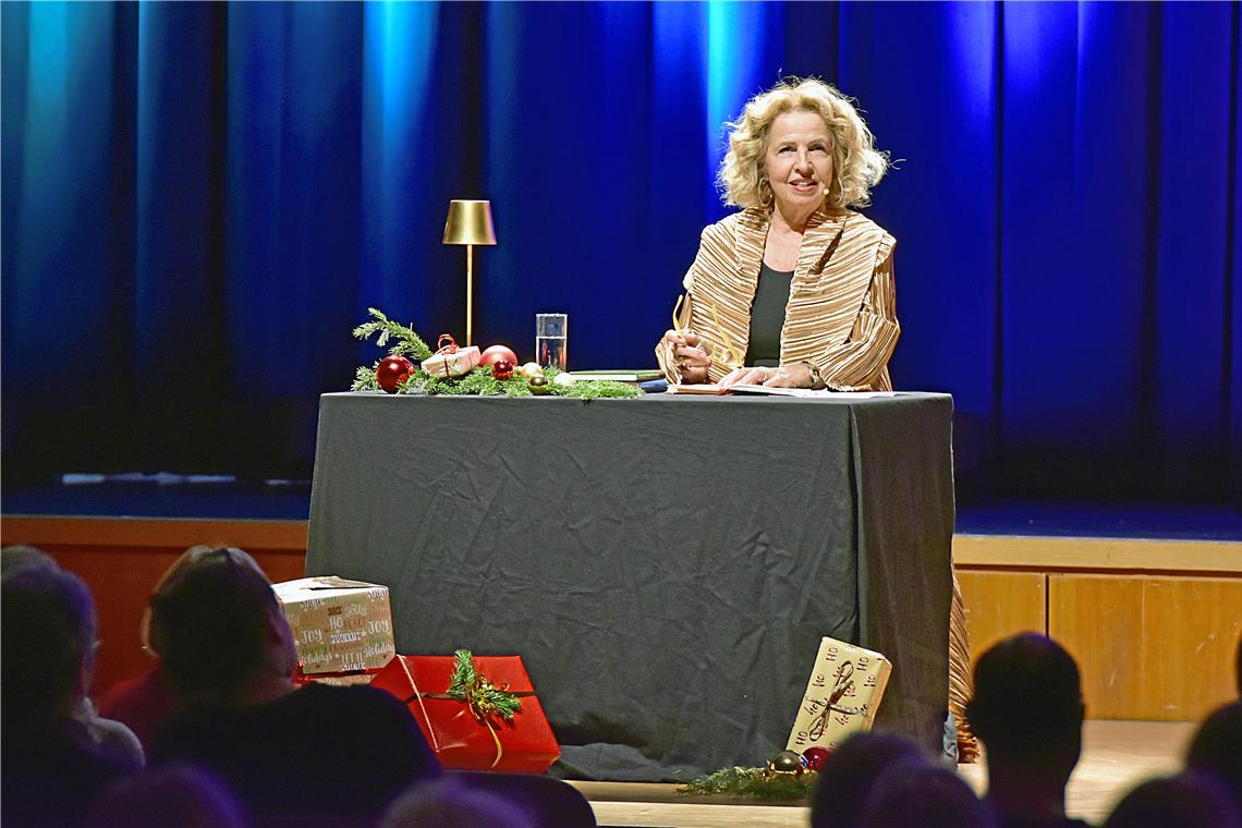 Die Schauspielerin Michaela May liest im Bürgerhaus weihnachtliche Texte mit kritischem und ironischem Unterton. Foto: Tobias Sellmaier
