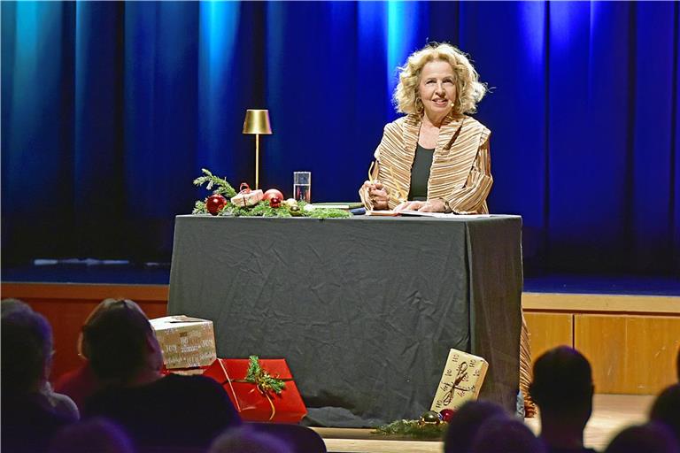 Die Schauspielerin Michaela May liest im Bürgerhaus weihnachtliche Texte mit kritischem und ironischem Unterton. Foto: Tobias Sellmaier