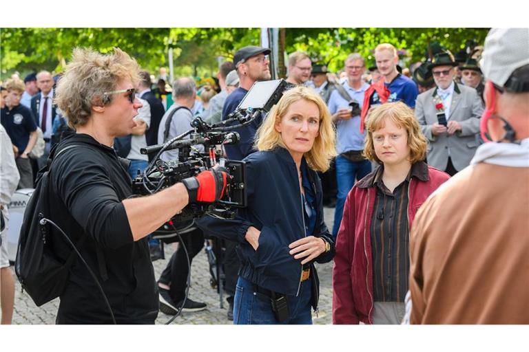 Die Schauspielerinnen Maria Furtwängler (l) und Luise von Stein spielen eine Szene inmitten des realen Schützenausmarsches am Neuen Rathaus.
