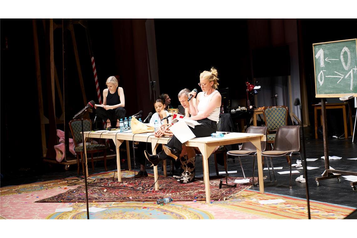 Die Schauspielerinnen Mavie Hörbiger (l-r), Azaria Dowuona-Hammond, Sebastian Rudolph und Caroline Petersund bei der Leseprobe von Elfriede Jelineks "Unter Tieren" im Burgtheater.