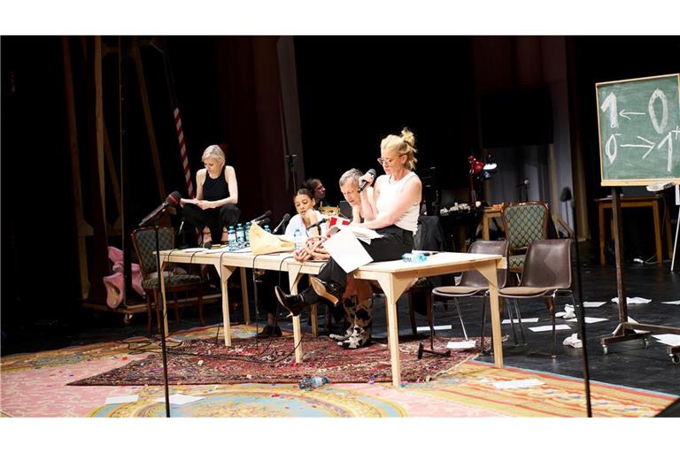 Die Schauspielerinnen Mavie Hörbiger (l-r), Azaria Dowuona-Hammond, Sebastian Rudolph und Caroline Petersund bei der Leseprobe von Elfriede Jelineks "Unter Tieren" im Burgtheater.