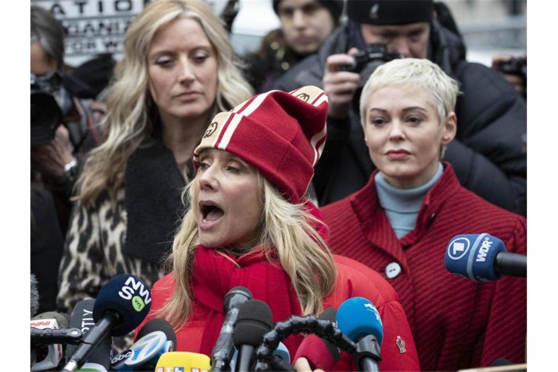 Die Schauspielerinnen Rosanna Arquette (M) und Rose McGowan (r), vor dem Obersten Gericht des Bundesstaates New York in Manhattan. Foto: Mark Lennihan/AP/dpa