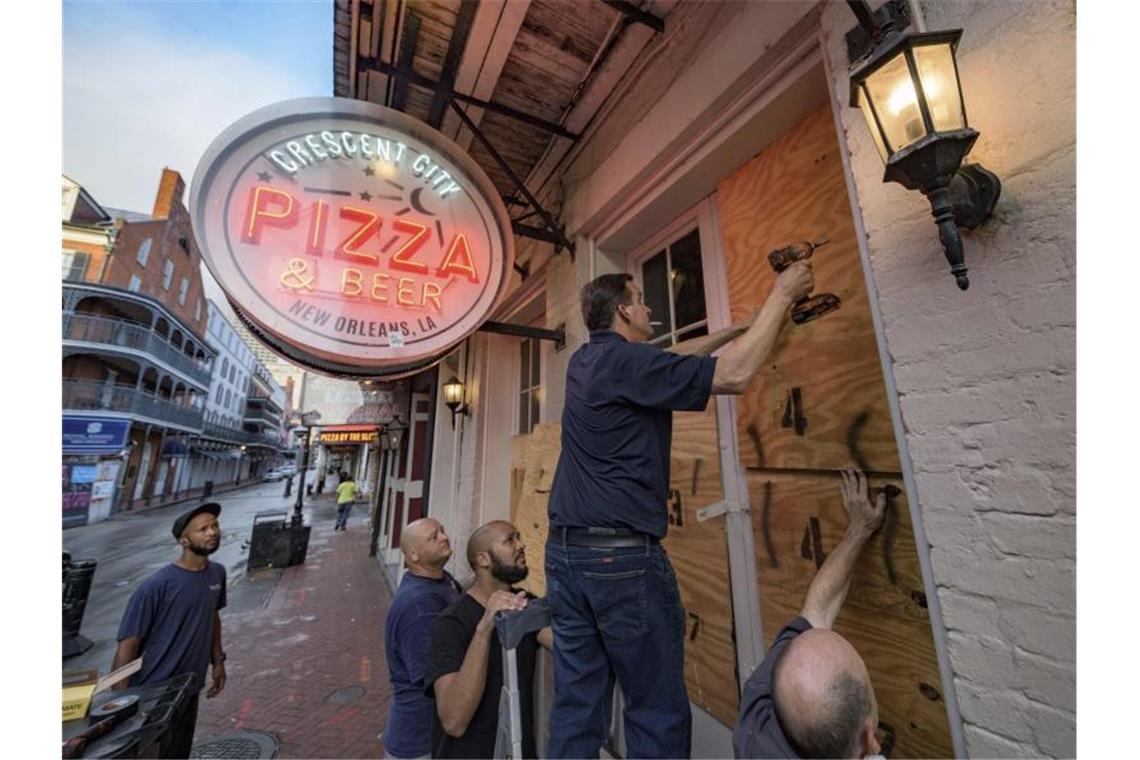 Gefährlich starker Hurrikan „Ida“ zieht auf US-Golfküste zu Die Scheiben eines Restaurants in New Orleans werden mit Holzpanelen vor der Ankunft des Hurrikans „Ida“ geschützt. Foto: Matthew Hinton/AP/dpa