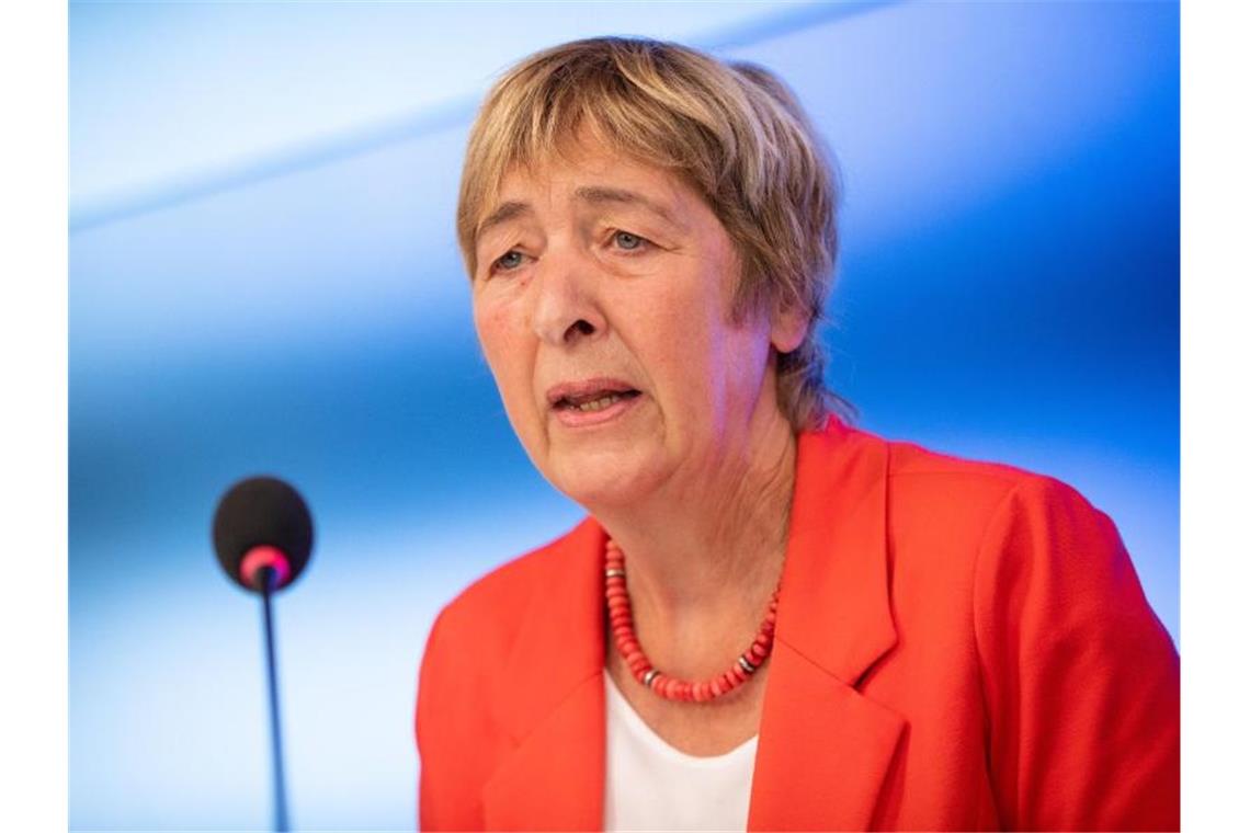 GEW-Vorsitzende kritisiert Kultusministerin Eisenmann Die scheidende GEW-Landesvorsitzende Doro Moritz spricht bei einer Pressekonferenz. Foto: Christoph Schmidt/dpa/Archivbild
